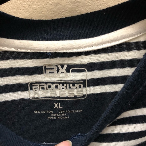 A dark blue and white shirt 👕 - Picture 2 of 3